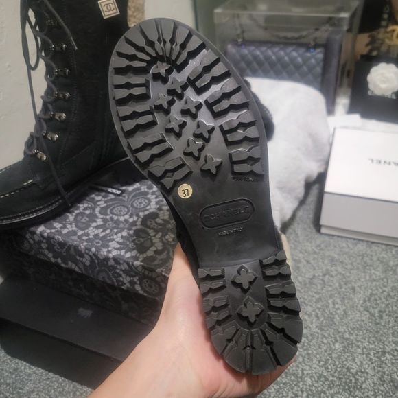 CHANEL SUEDE SHEARLING-LINED BOOTS 08A - Picture 4 of 5